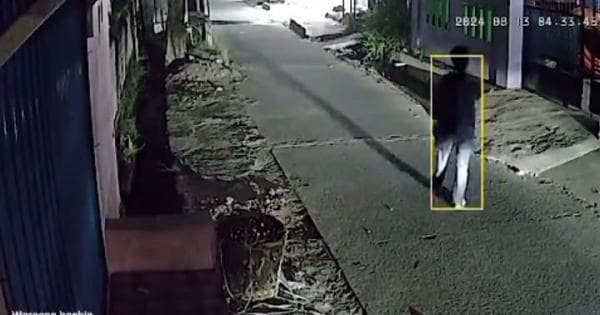 Terekam CCTV, Komplotan Maling Bawa Kabur Mobil Pikap di Cikarang Utara