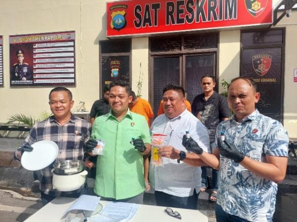 Polisi Bongkar Produksi Obat Keras Ilegal di Batam, Dua Pria Ditangkap