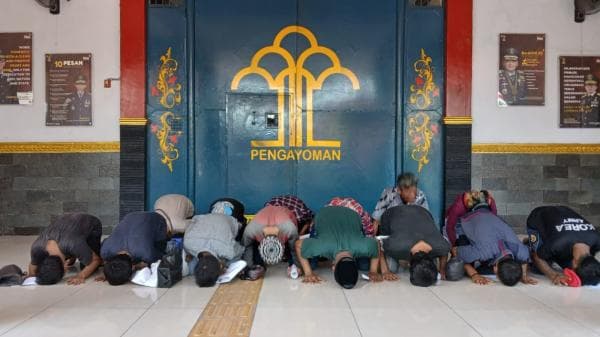 Ratusan Warga Binaan Rutan Gresik Sujud Syukur Usai Mendapatkan Remisi HUT RI