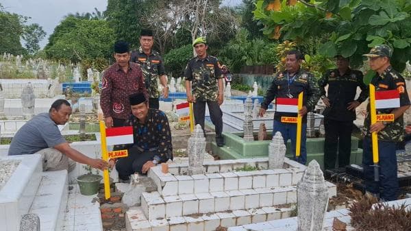 Hari Kemerdekaan, Tommy Pasang Plang Bambu Runcing di Makam Pejuang