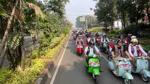 VAC Gelar Kirab Merah Putih, Ribuan Rider Vespa Rolling di Kota Bandung