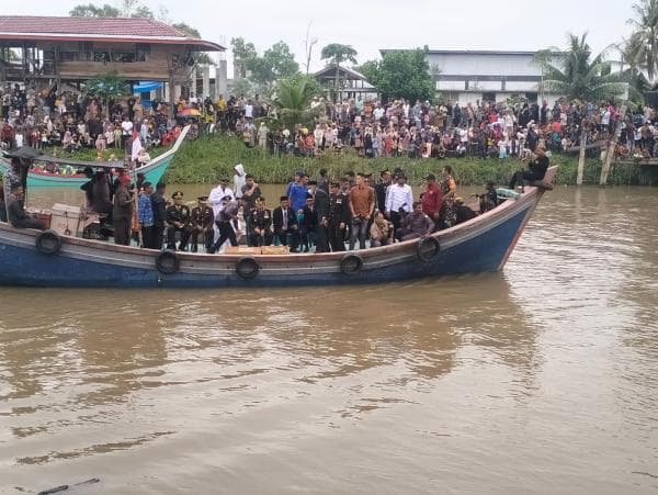 Rayakan HUT Ke-79 RI, Ribuan Warga Aceh Saksikan Lomba Tangkap Bebek dan Dayung Perahu di Tepi Sunga