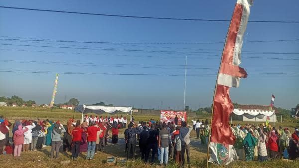 Tumbuhkan Jiwa Nasionalisme, Warga Dusun di Jombang Upacara Kemerdekaan RI di Sawah Tumbuhkan Jiwa Nasionalisme, Warga Dusun di Jombang Upacara Kemerdekaan RI di Sawah