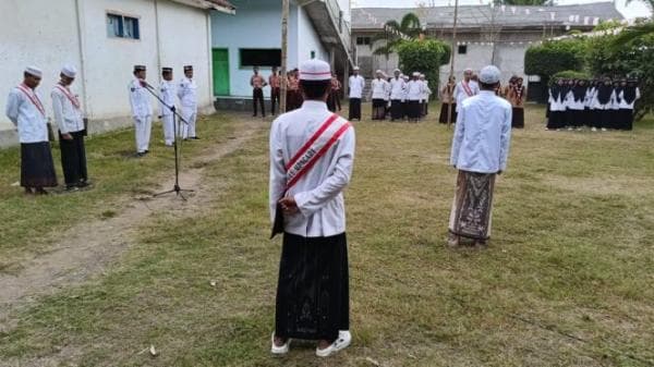 Unik, Puluhan Santri di Lumajang Upacara HUT RI Ke-79 Pakai Sarung