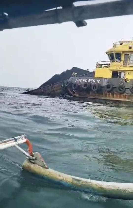 Material Batu Bara Kapal Tongkang Bocor di Perairan Pulo Salira Kabupaten Serang, Ancam Ekosistem