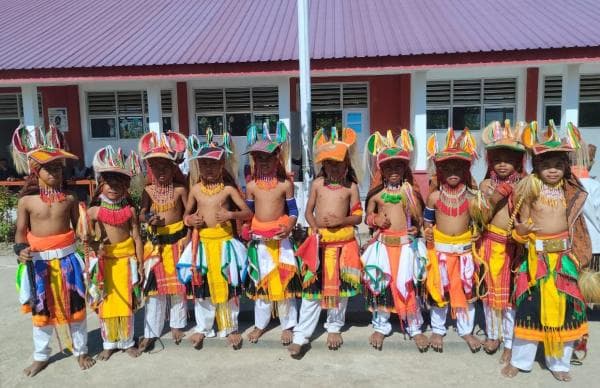 Beri Edukasi Budaya, Dua Sekolah Dasar di NTT Rayakan HUT RI ke-79 Lewat Tarian Caci