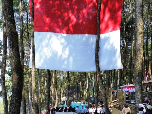 Komunitas Panjat Tebing Kibarkan Bendera Raksasa di Kaki Gunung Ciremai, Kuningan