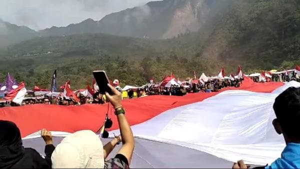 Bendera Merah Putih Raksasa Berkibar di Pasir Datar Gunung Galunggung Tasikmalaya