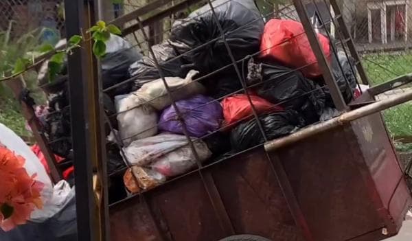 Tak Juga Diangkut Truk ke TPA Cipayung, Sampah di Cilangkap Depok Sampai Belatungan Tak Juga Diangkut Truk ke TPA Cipayung, Sampah di Cilangkap Depok Sampai Belatungan