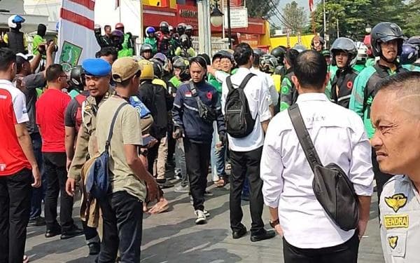 Sukabumi Mencekam! Kelompok Driver Ojek Online dengan Sopir Angkot Bentrok di Depan Balai Kota