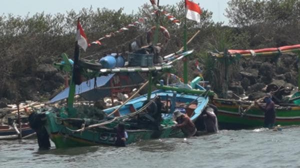 Imbas Air Laut Surut, Nelayan di Pandeglang Dorong Kapal dan Hasil Tangkapan hingga ke Dermaga