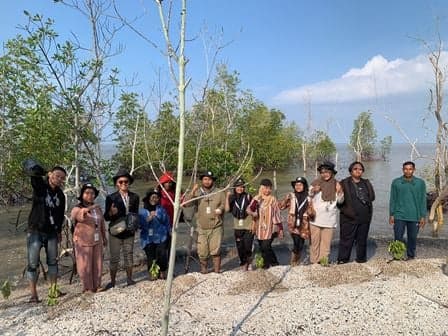 Kukerta UNRI Fokus pada Penanaman Mangrove di Pantai Sungai Sirih Sinaboi