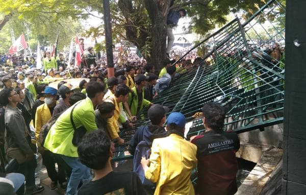 Demo di DPRD Jateng Ricuh: Mahasiswa Robohkan Gerbang, Polisi Tembakkan Gas Air Mata