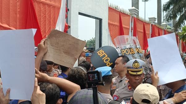 Temui Aksi Demonstrasi, Anggota Baleg DPR Langsung Dicacimaki Pendemo