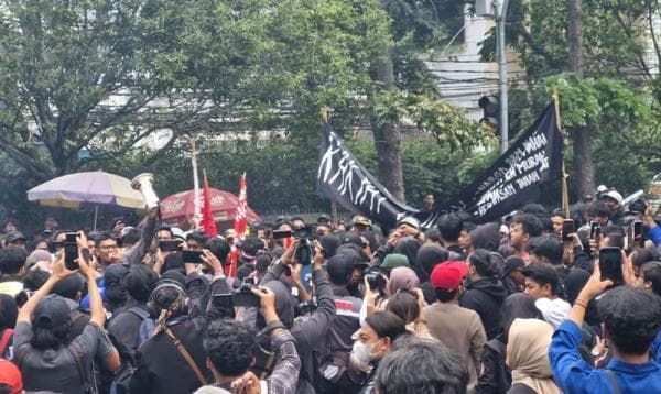 Ribuan Mahasiswa Bandung Turun ke Jalan, Sebut Rezim Antidemokrasi dan Lecehkan Konstitusi