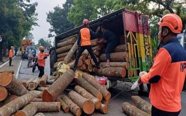 Kecelakaan Maut Truk Oleng, Pasutri Tewas Tertimpa Muatan Kayu di Depan Markas Kodam Diponegoro