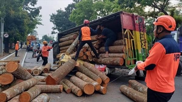 Kecelakaan Maut di Depan Makodam Diponegoro, Pasutri Tewas Tertimpa Truk Muatan Kayu