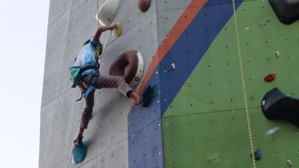 Hornet Climbing Club Asah Skill Atlet Mudanya di Alun-Alun Dadaha Tasikmalaya