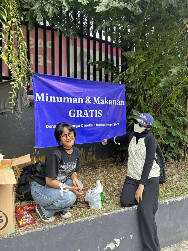 Cewek Cantik Manis Ini Siapkan Nasi Padang hingga Obat-Obatan untuk Pendemo Tolak RUU Pilkada