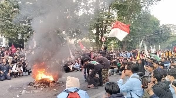 Demo di DPRD Jabar Diwarnai Aksi Teatrikal Tindakan Represif Aparat