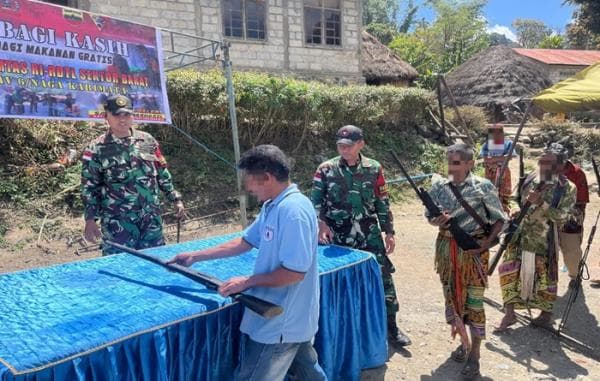 TNI Humanis, Warga Noepesu Serahkan 6 Pucuk Senjata ke Satgas Yonkav 6 Naga Karimata secara Sukarela