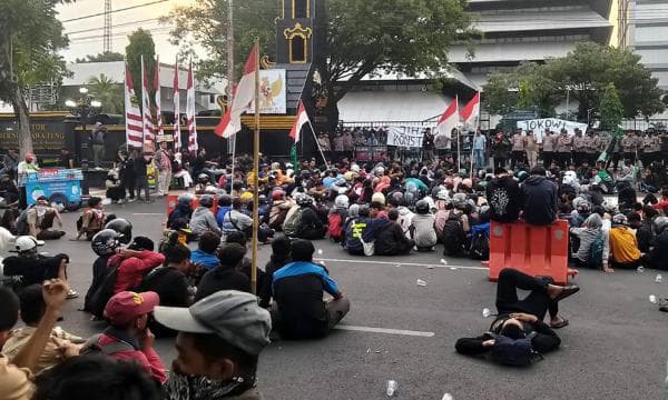 Ketika Ratusan Siswa SMK Gabung Aktivis HMI Demo di Depan DPRD Jateng, Begini Jadinya