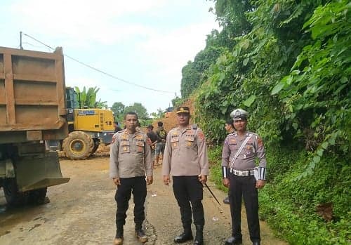 Kapolres Mamuju Tengah Tinjau Lokasi Longsor yang Menutup Jalan Trans Sulawesi di Dusun Bulu Baru