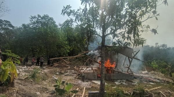 Hindari Praktik Perdukunan Puluhan Makam Palsu Diratakan Dengan Tanah Oleh Warga di Sukabumi