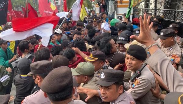 Demo Tolak Revisi UU Pilkada, Aliansi Mahasiswa Geruduk DPRD Ponorogo hingga Terlibat Aksi Dorong