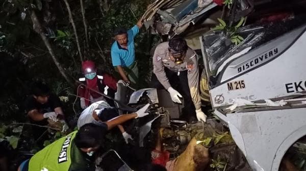 Sepeda Motor Berbelok Mendadak, Bus Mira Masuk Parit Tewaskan Kenek dan Lukai 9 Penumpang