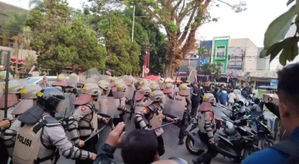 Aksi Mahasiswa di Garut Tolak Revisi UU Berakhir Bentrok