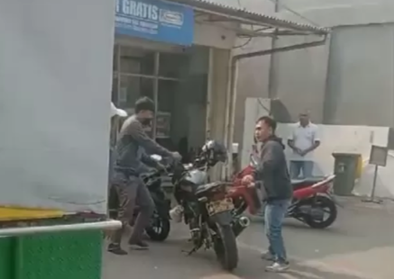 Viral! Motor Dinas Polisi di Lebak Dimaling Komplotan Bandit Bersenjata