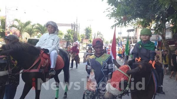 Dua Tokoh Muhammadiyah dan Nahdatul Ulama Jadi Maskot Karnaval SD Aisyiyah Cahaya Insan Kota Tegal