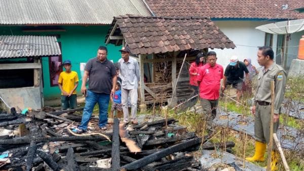 Ucu Penderita Kanker Payudara Warga Pakenjeng Garut Rumahnya Habis Terbakar