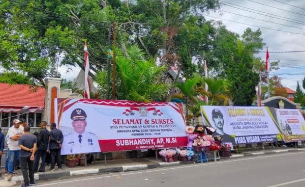 30 Anggota DPRK Aceh Tengah Dilantik, Keluarga dan Pendukung Penuhi luar Gedung DPRK 30 Anggota DPRK Aceh Tengah Dilantik, Keluarga dan Pendukung Penuhi luar Gedung DPRK