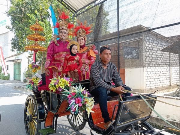 Karnaval Desa Banjar. Pasangan Kades Menjadi Magnet Perhatian Masyarakat