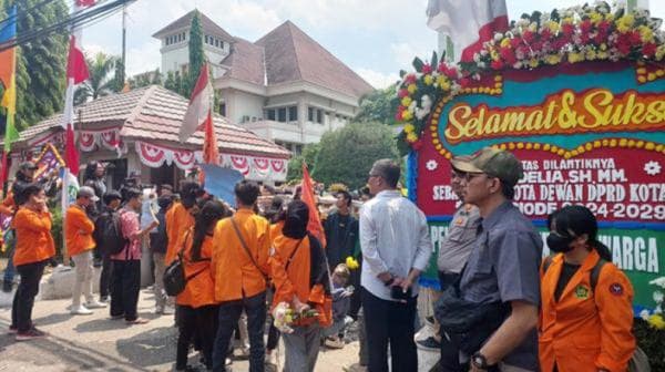 Aliansi BEM Unjuk Rasa di Acara Pelantikan 50 Anggota DPRD Kota Bekasi