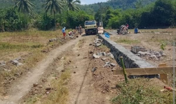 Kerap Dilanda Banjir, Pemdes Muaracikadu Sindangbarang Bangun TPT di Kampung Cisuba