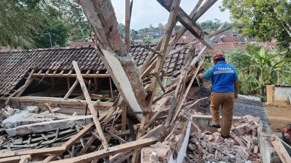 Atap Rumah Warga di Ciamis Porak-poranda Tertimpa Madrasah yang Ambruk