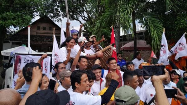 Foto-Foto Bobby Nasution Disambut Pendukung saat Daftar Pilgub ke KPU Sumut