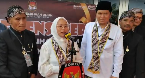 Sah ! Paslon Amalia Desiana-Wakhid Jumali Mendaftar ke KPU Kabupaten Banjarnegara