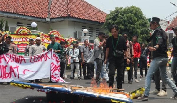 Ricuh, Unjuk Rasa Mahasiswa di Pelantikan Anggota DPRD Lebak Bakar Karangan Bunga