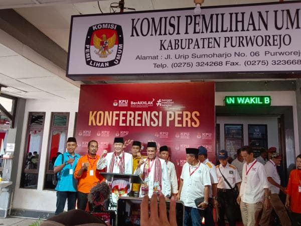 Gunakan Mobil Jeep, Yophi-Lukman Daftar ke KPU Purworejo dengan Iringan Hadrah dan Angklung