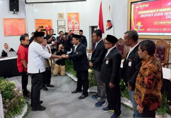 Diantar Parpol Pengusung, Pasangan Setyo Hadi dan Sugeng Prasetyo Mendaftar ke KPU Grobogan