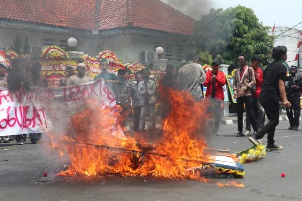 Demo di Pelantikan DPRD Lebak Ricuh, Massa Lempar Botol hingga Bakar Karangan Bunga