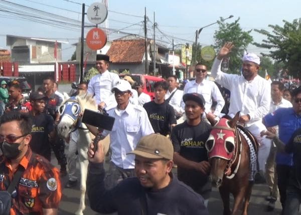 Pasangan Zein-Jo Daftar ke KPU Purwakarta Naik Kuda, Siap Menangkan Pilkada Lawan Petahana