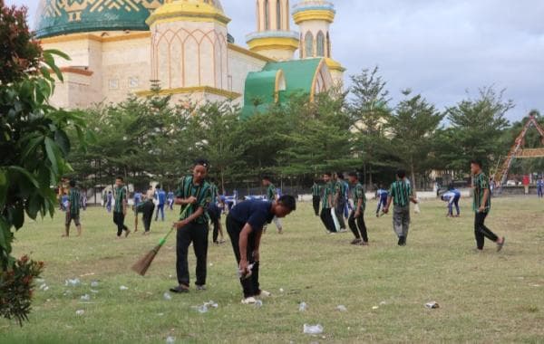 Tim Rohmi-Firin Sisir Semua Sampah, Termasuk Sisa Sampah Tim Zul-Uhel