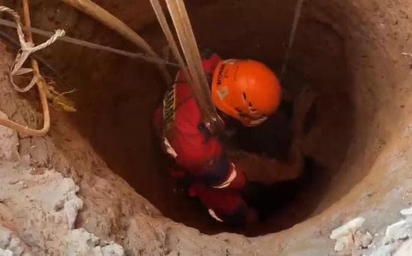 Pria 65 Tahun Terjebak di Sumur Sedalam 13 Meter di Ciawi Bogor