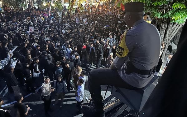 Ribuan Mahasiswa Demo di Kampung Halaman Jokowi, Sempat Duduki Kantor DPRD