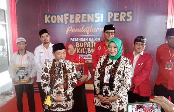 Dikawal Bregada NKH-Rini Indriyani Daftar Cabup-Cawabup di KPU Kulonprogo